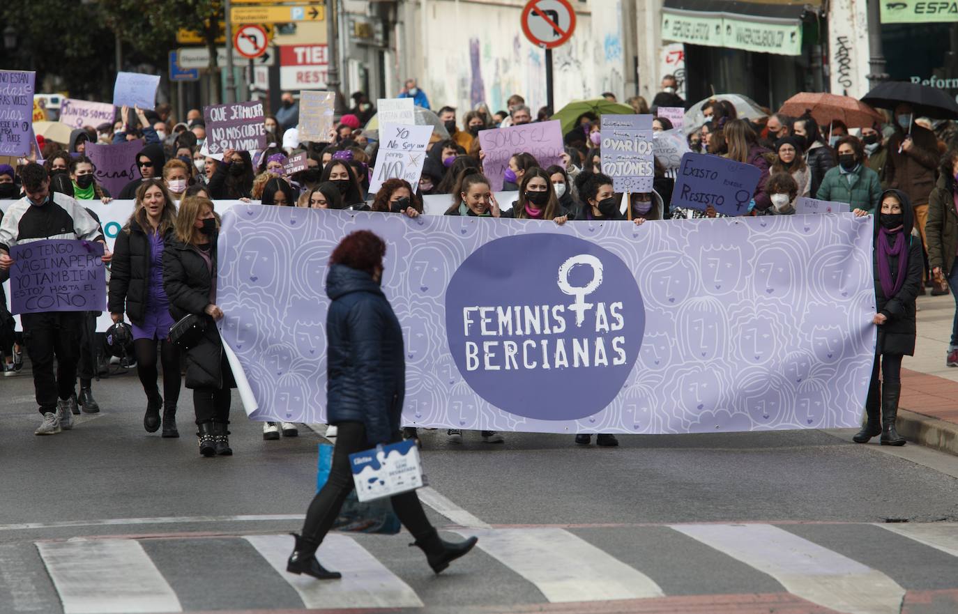 Manifestación de la Asociación de Mujeres Feministas Bercianas en Ponferrada. 