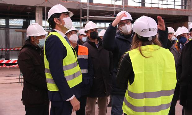 Obras en la estación de autobuses de León que acogerá el centro de control tecnológico de Castilla y León. En la imagen, en consejero de Fomento en funciones durante la visita a la estación. 