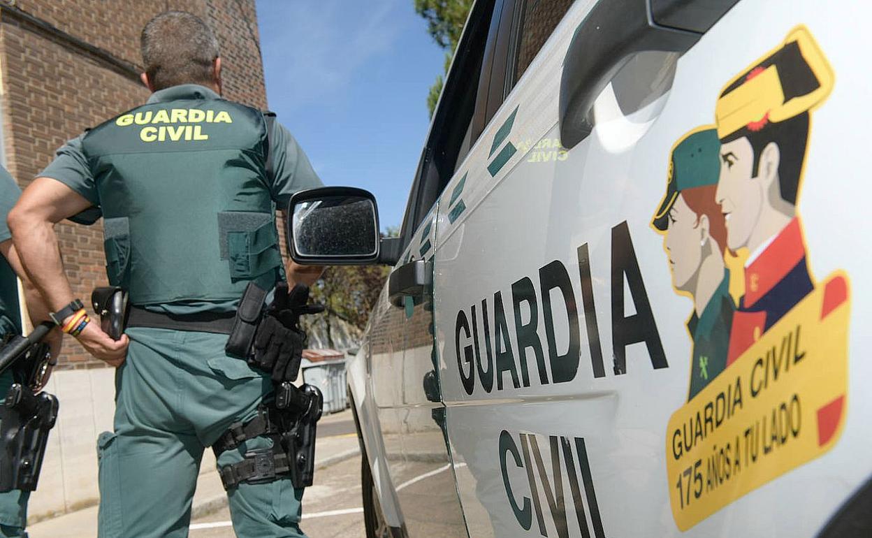 Efectivos de la Guardia Civil durante una patrulla rural. 