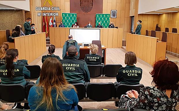 La Guardia Civil organiza en Villaquilambre un coloquio con motivo del Día Internacional de la Mujer. 
