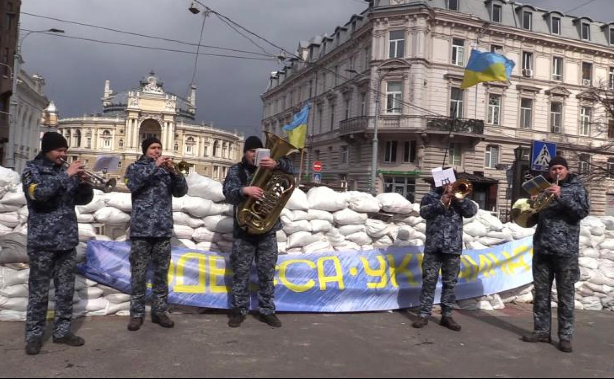 Música. Una banda militar toca un concierto para los vecinos de Odesa junto a las fortificaciones aledañas al Palacio de la Ópera.