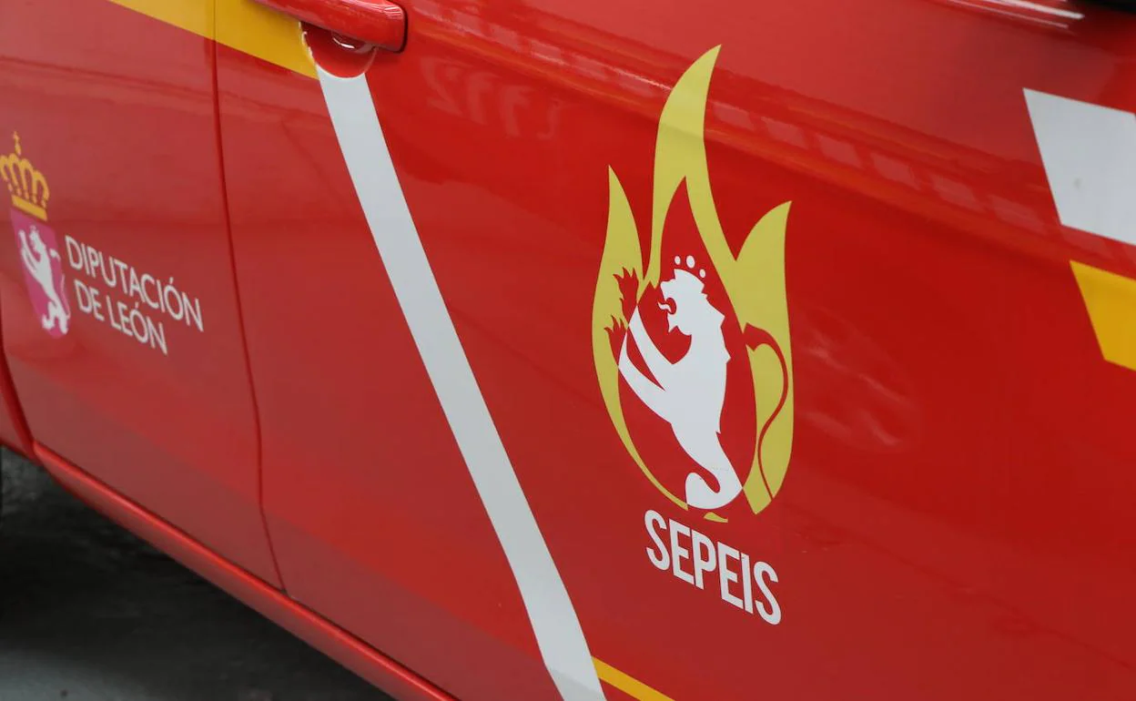 Imagen de un vehículo con el logotipo del Sepeis y la Diputación Provincial de León. 