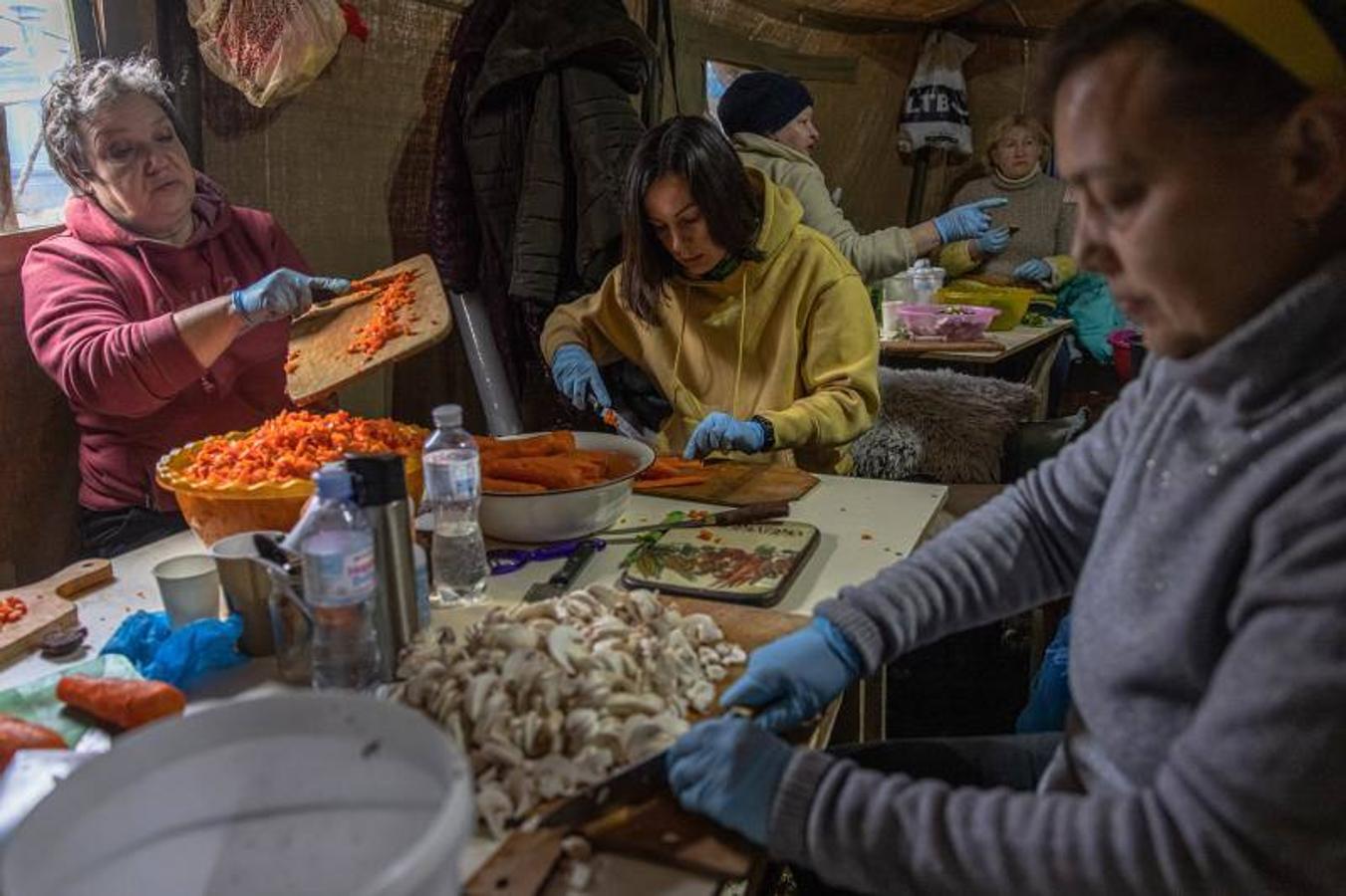 Un grupo de voluntarias prepara la comida para los soldados que batallan en el frente.