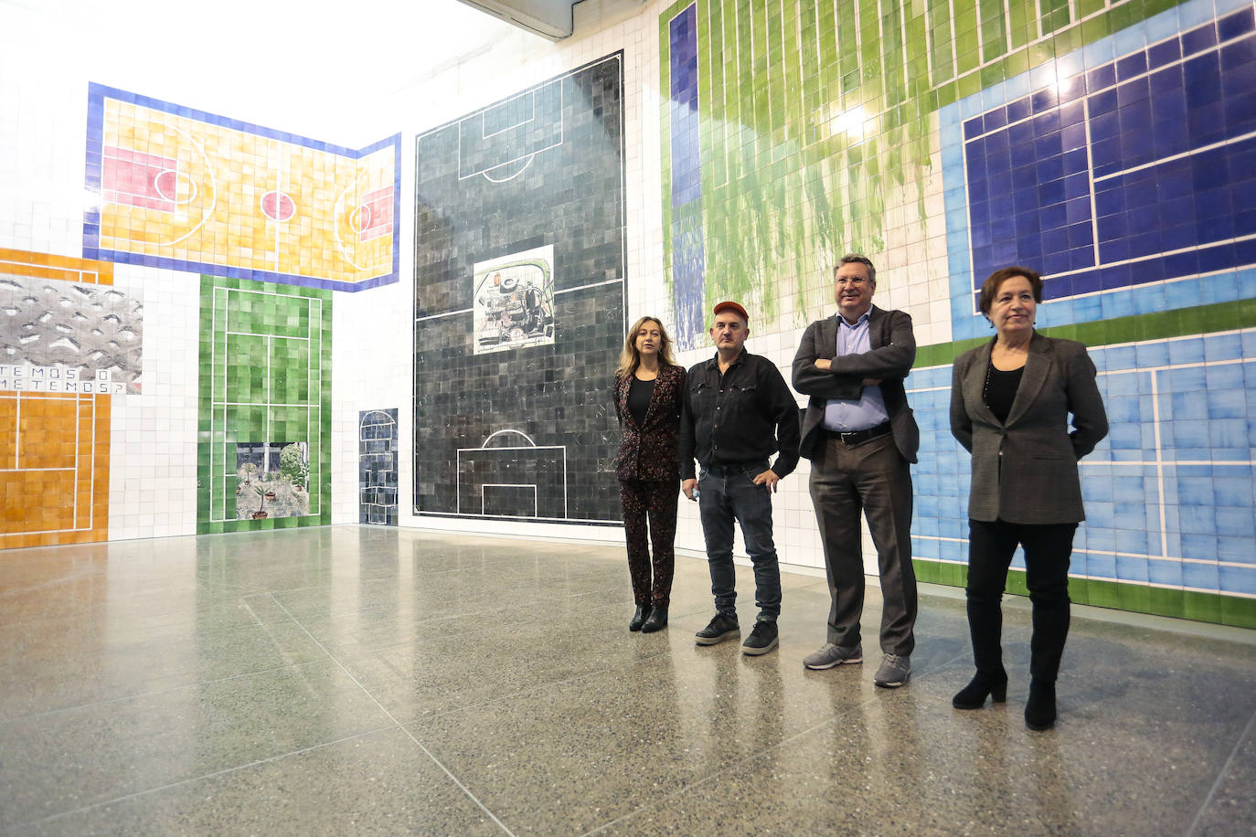 Presentación de las exposiciones 'Medir tierra', de Fernando Renes, y 'Metanarrativas. Colección Musac'. En la imagen, el director del MUSAC, Álvaro Rodríguez.