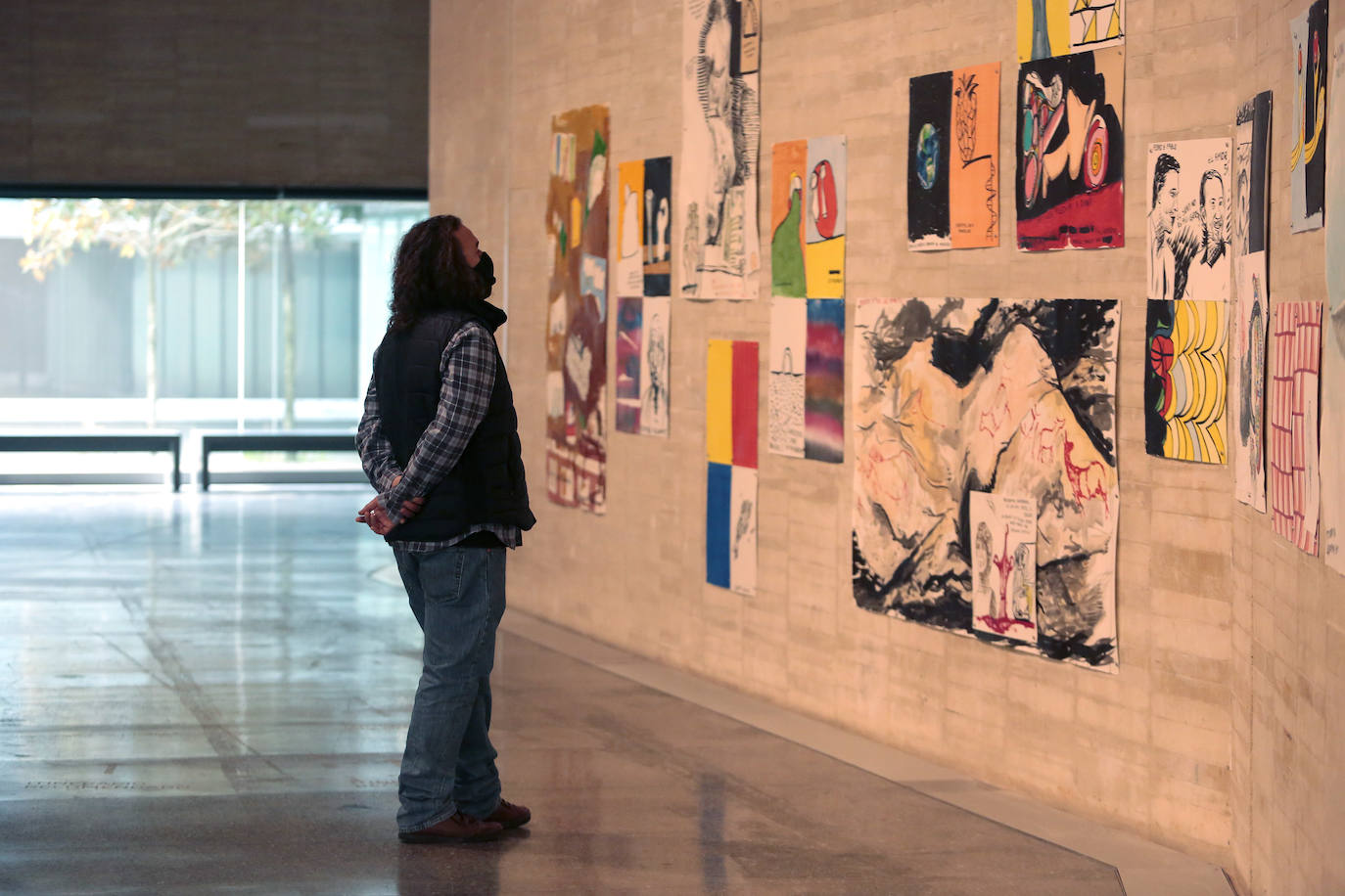 Presentación de las exposiciones 'Medir tierra', de Fernando Renes, y 'Metanarrativas. Colección Musac'. En la imagen, el director del MUSAC, Álvaro Rodríguez.