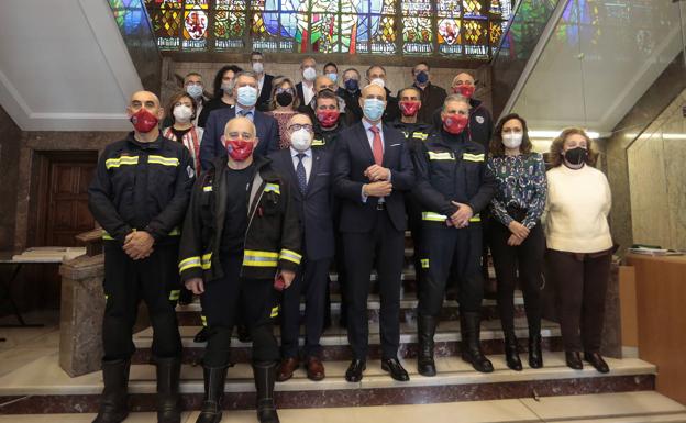 Galería. Foto de familia de la corporación con los bomberos premiados.