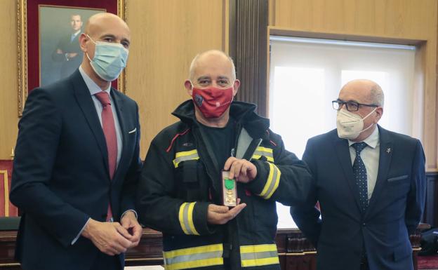 Imposición de medallas al cuerpo de bomberos con motivo de la festividad de San Juan de Dios.