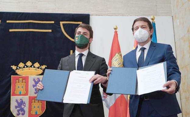 García-Gallardo, junto a Fernández Mañueco, tras la firma del acuerdo de legislatura. 