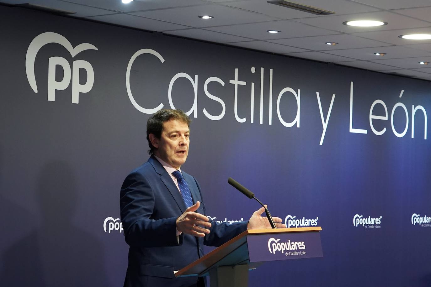 El presidente del Partido Popular de Castilla y León y presidente en funciones de la Junta, Alfonso Fernández Mañueco, ofrece una rueda de prensa tras mantener una reunión telemática con todos los presidentes provinciales del PP.