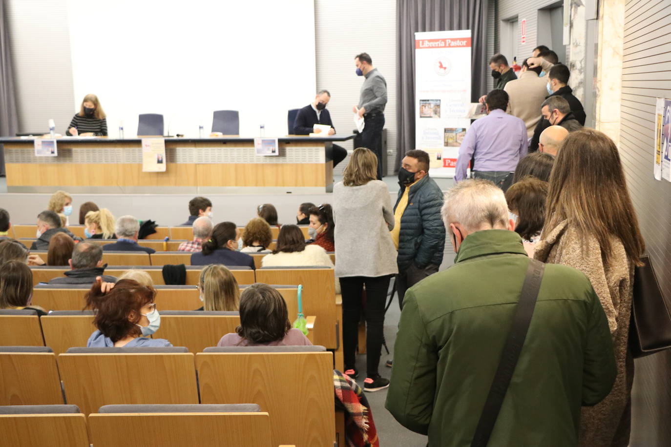 El escrito leonés llena con creces el Salón de Actos del Ayuntamiento de Ordoño II.