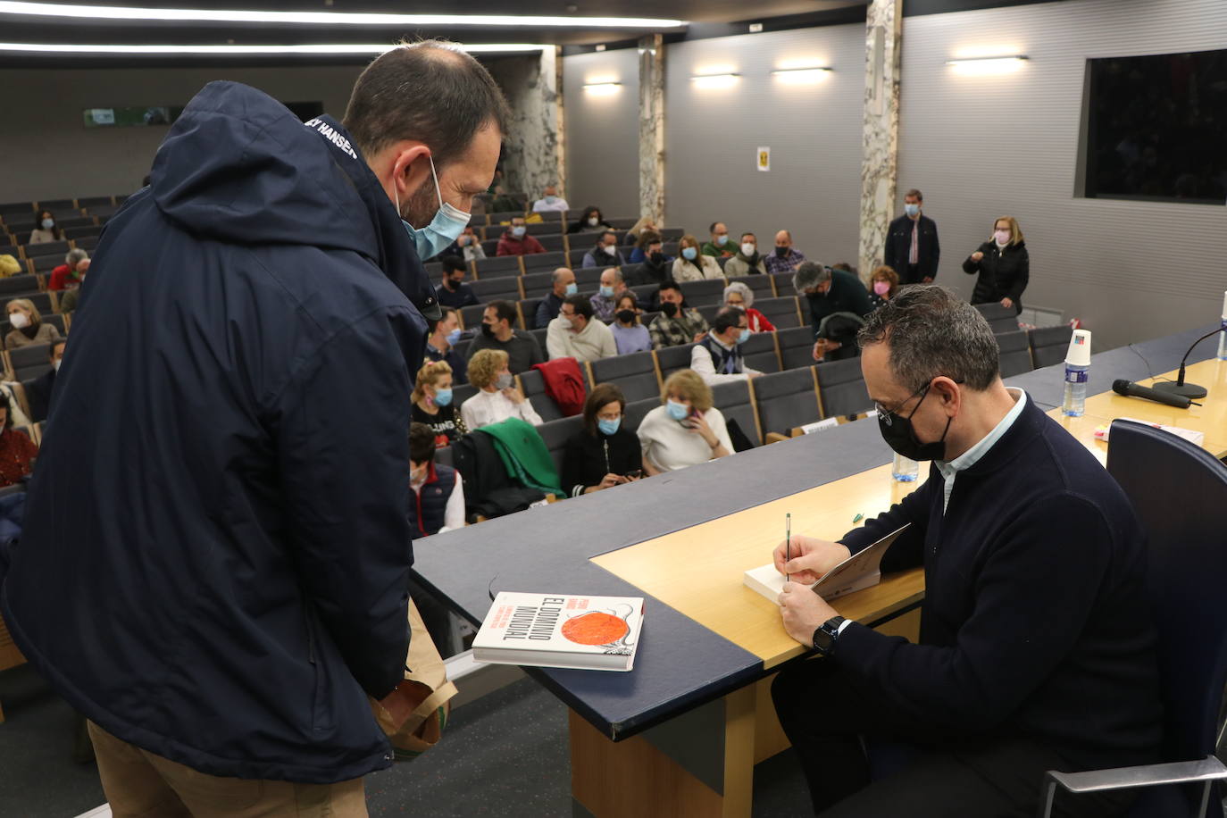 El escrito leonés llena con creces el Salón de Actos del Ayuntamiento de Ordoño II.