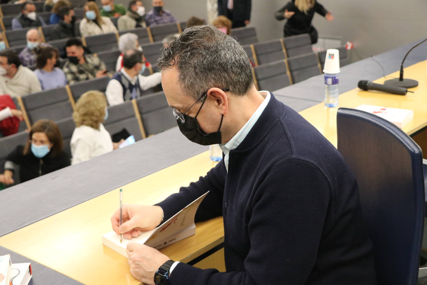 El escrito leonés llena con creces el Salón de Actos del Ayuntamiento de Ordoño II.