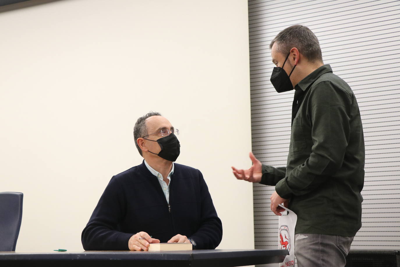 El escrito leonés llena con creces el Salón de Actos del Ayuntamiento de Ordoño II.