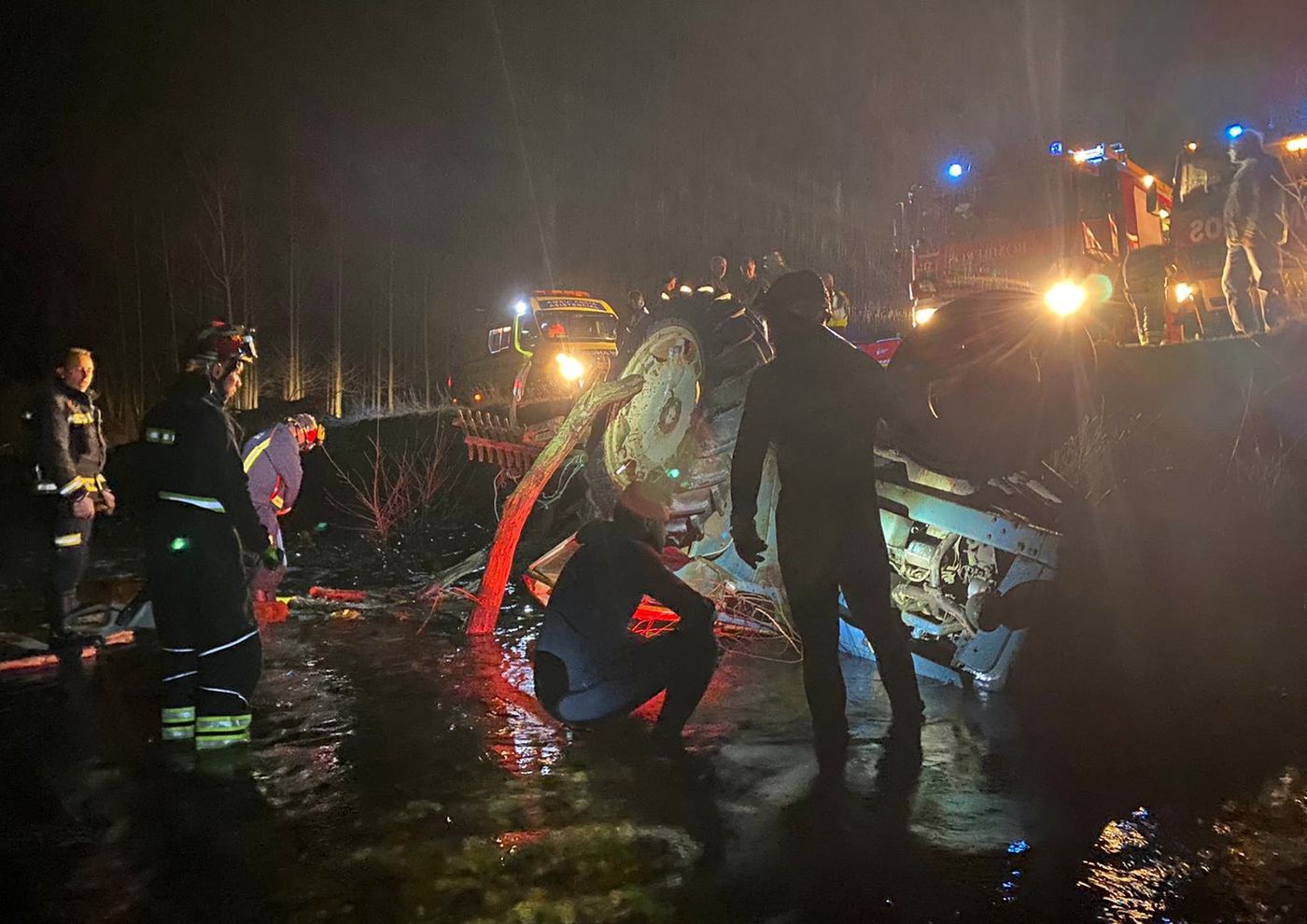 La persona llevaba varias horas atrapada bajo un tractor volcado, con todo el cuerpo sumergido, excepto la cabeza que permanecía fuera del agua, lo que permitió que se mantuviera con vida hasta que pudo ser rescatado por Bomberos de León. 