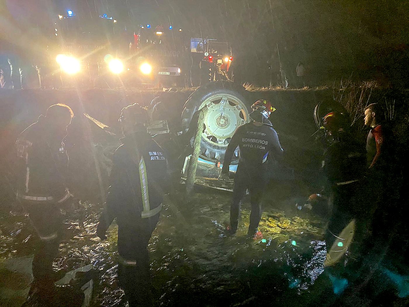 La persona llevaba varias horas atrapada bajo un tractor volcado, con todo el cuerpo sumergido, excepto la cabeza que permanecía fuera del agua, lo que permitió que se mantuviera con vida hasta que pudo ser rescatado por Bomberos de León. 