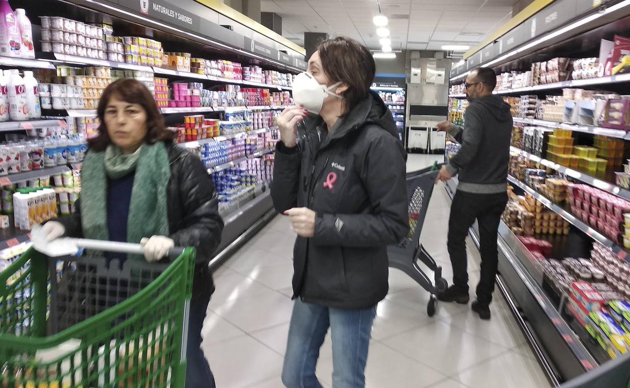 Compras en un supermercado de Ponferrada, donde los clientes buscan los productos.