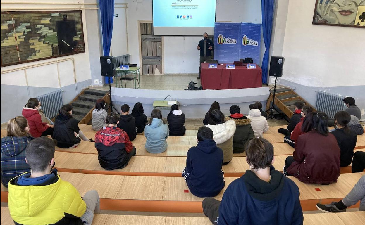 Charla en el colegio de Cistierna destinada a los alumnos para el fomento del emprendimiento.
