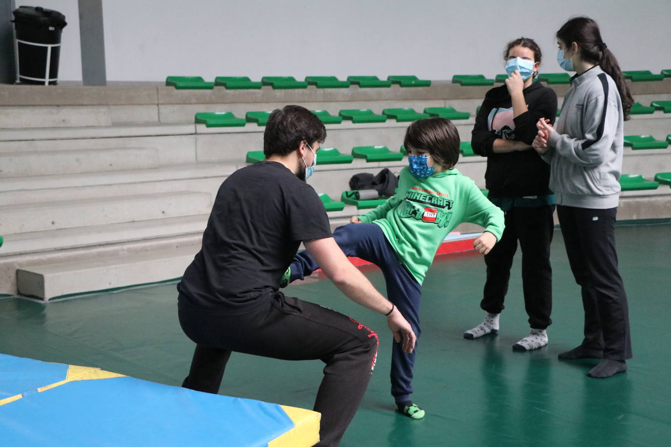 Las escuelas deportivas de León se convierten en un taller para aprender a emular las caídas y los golpes de cine.