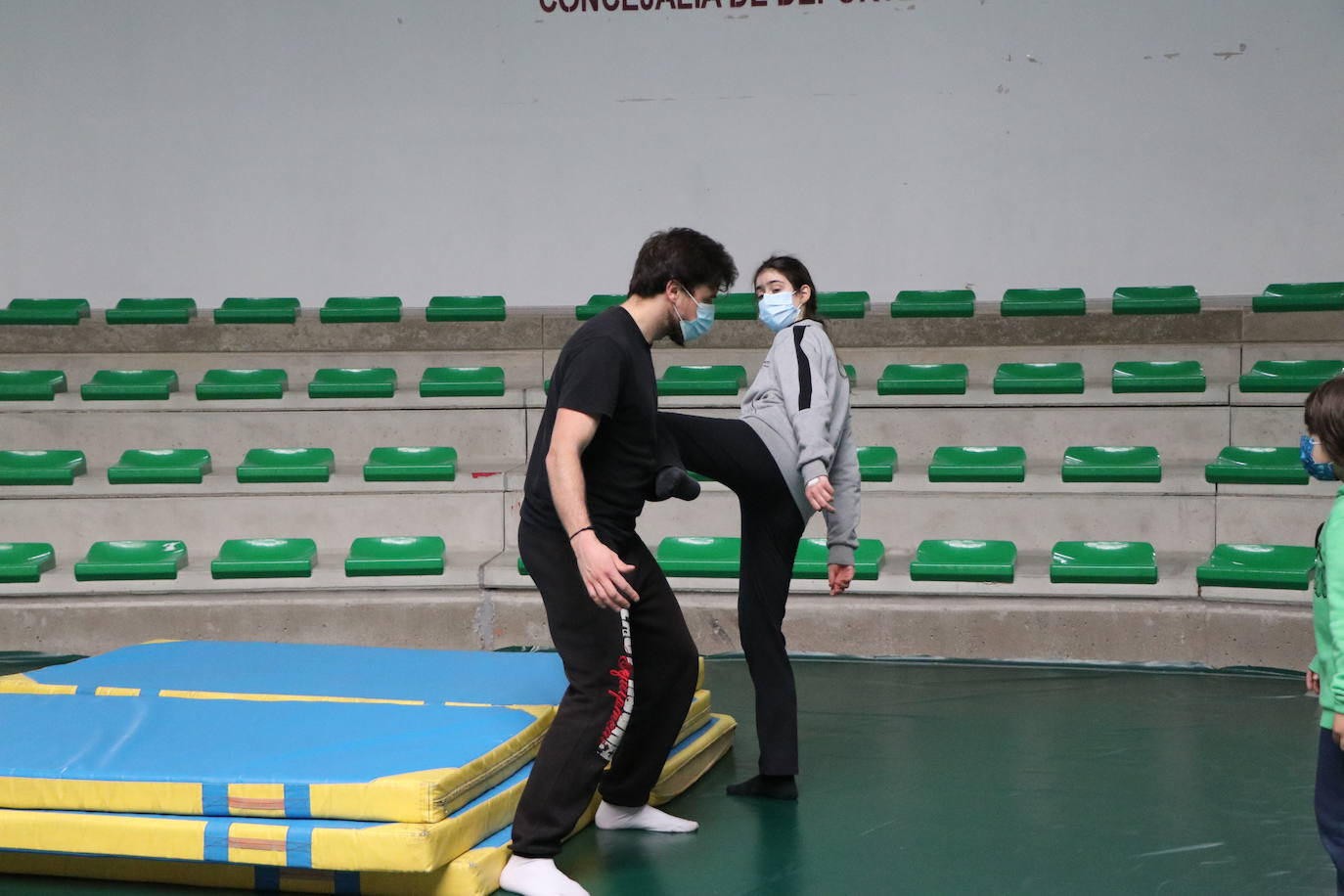 Las escuelas deportivas de León se convierten en un taller para aprender a emular las caídas y los golpes de cine.