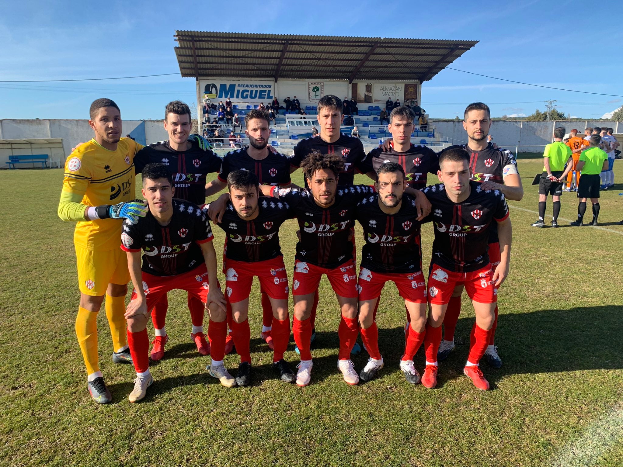 El Atlético Bembibre, en formación en Almazán.