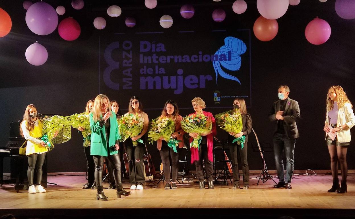 El salón de actos de la Casa de la Cultura acogió este sábado una velada inolvidable bajo el nombre 'Concierto de Mujeres Roblanas'.