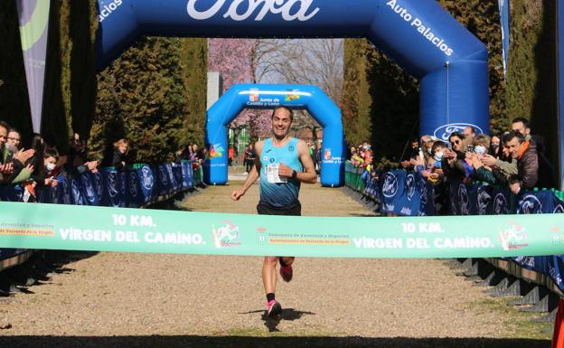 El ganador de la prueba alcanza la línea de meta y bate el récord de la prueba.