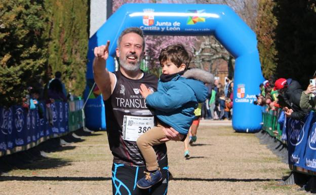 Galería. Llegada a meta de uno de los participantes con un niño en brazos.