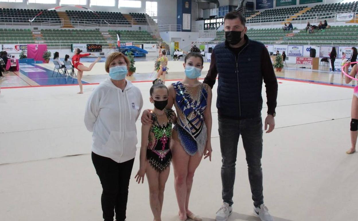 Visita del concejal a las deportistas ponferradinas que actuaban en el campeonato.