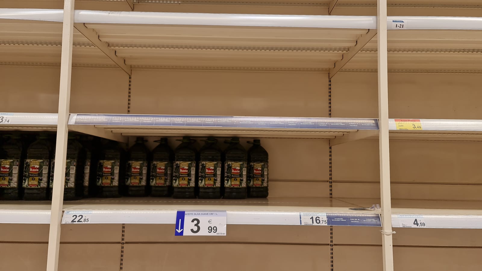 Aunque los supermercados desmienten que vayan a faltar productos, lo cierto es que las estanterías de algunos mercados permanecen 