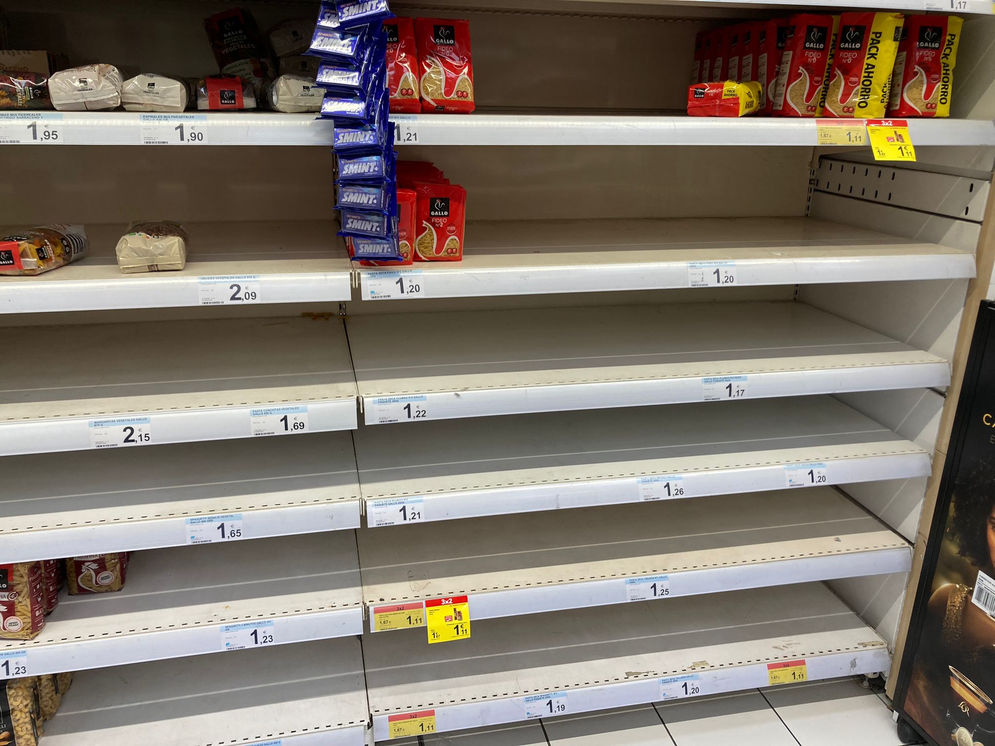 Aunque los supermercados desmienten que vayan a faltar productos, lo cierto es que las estanterías de algunos mercados permanecen 