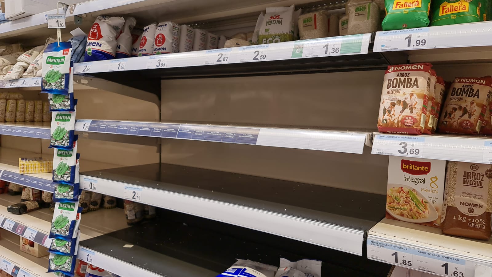 Aunque los supermercados desmienten que vayan a faltar productos, lo cierto es que las estanterías de algunos mercados permanecen 