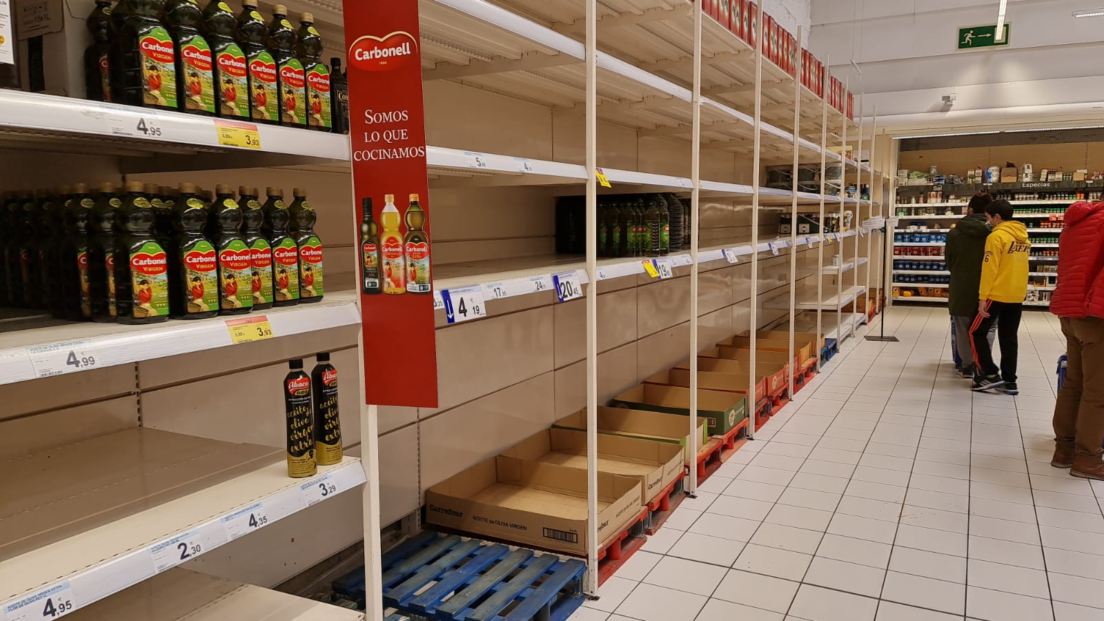 Aunque los supermercados desmienten que vayan a faltar productos, lo cierto es que las estanterías de algunos mercados permanecen 