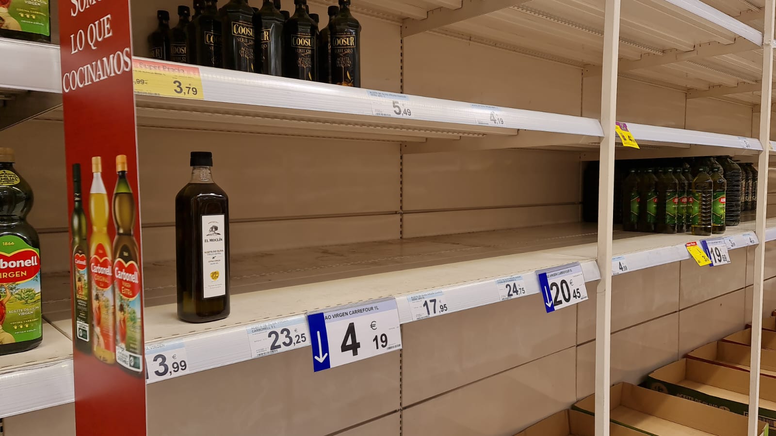 Aunque los supermercados desmienten que vayan a faltar productos, lo cierto es que las estanterías de algunos mercados permanecen 