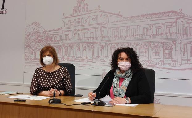 La concejala de Bienestar Social, Vera López,, y la responsable del área, Julia Mar´inez, durante la rueda de prensa.