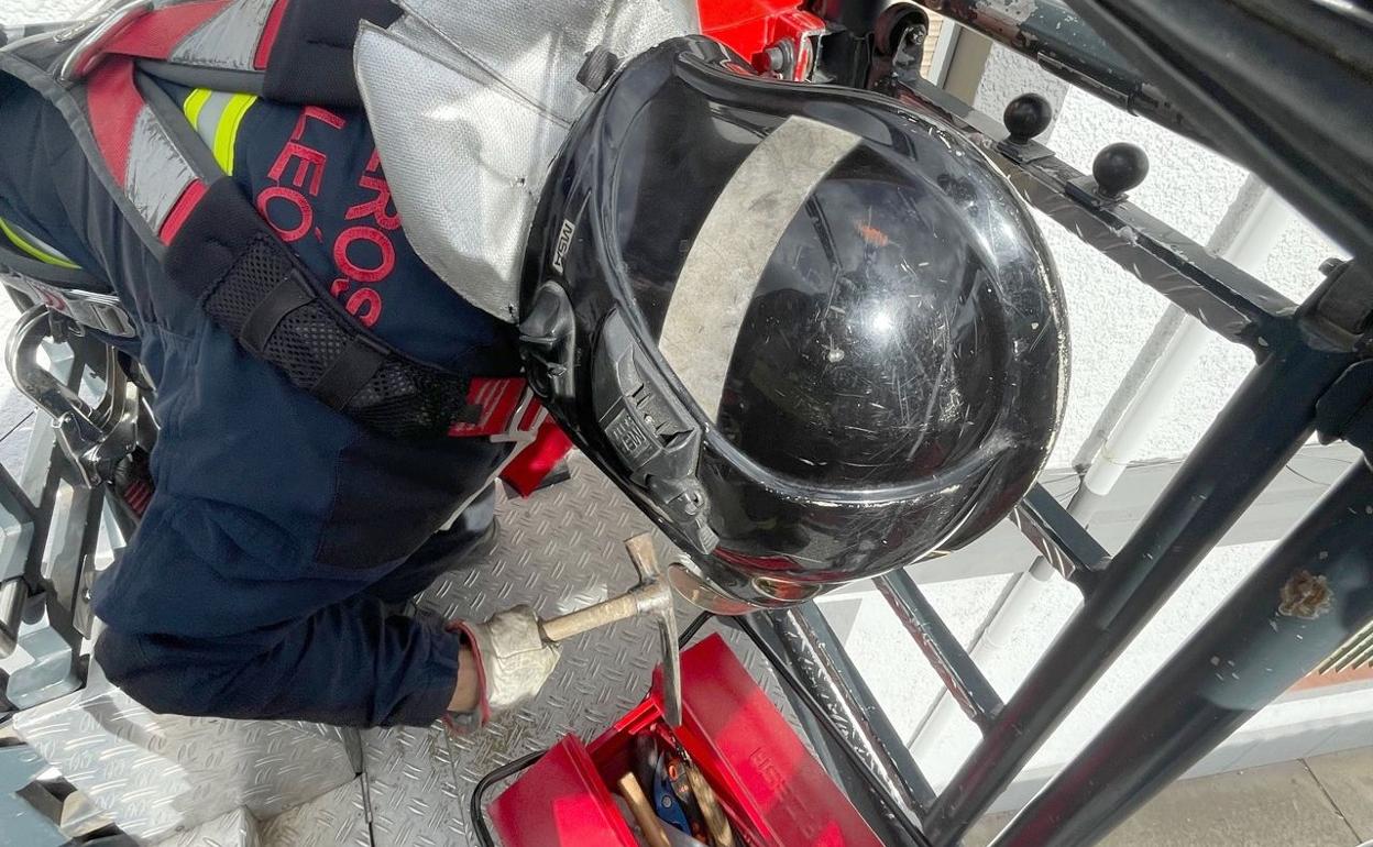 Efectivos de Bomberos León durante una de sus intervenciones. 