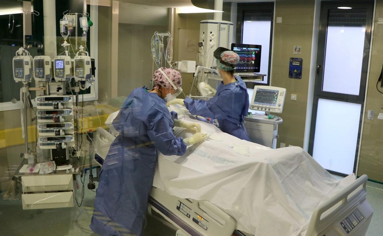 Imagen de un paciente en la UCI del Hospital de León. 