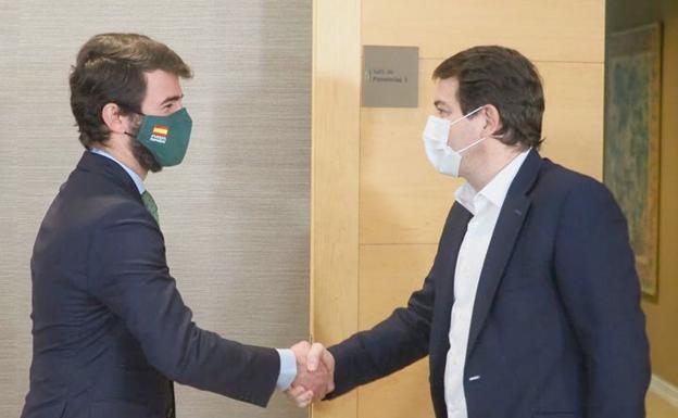 Juan García-Gallardo, lider de Vox en Castilla y León, estrecha la mano de su homólogo en el Partido Popular, Alfonso Fernández Mañueco.