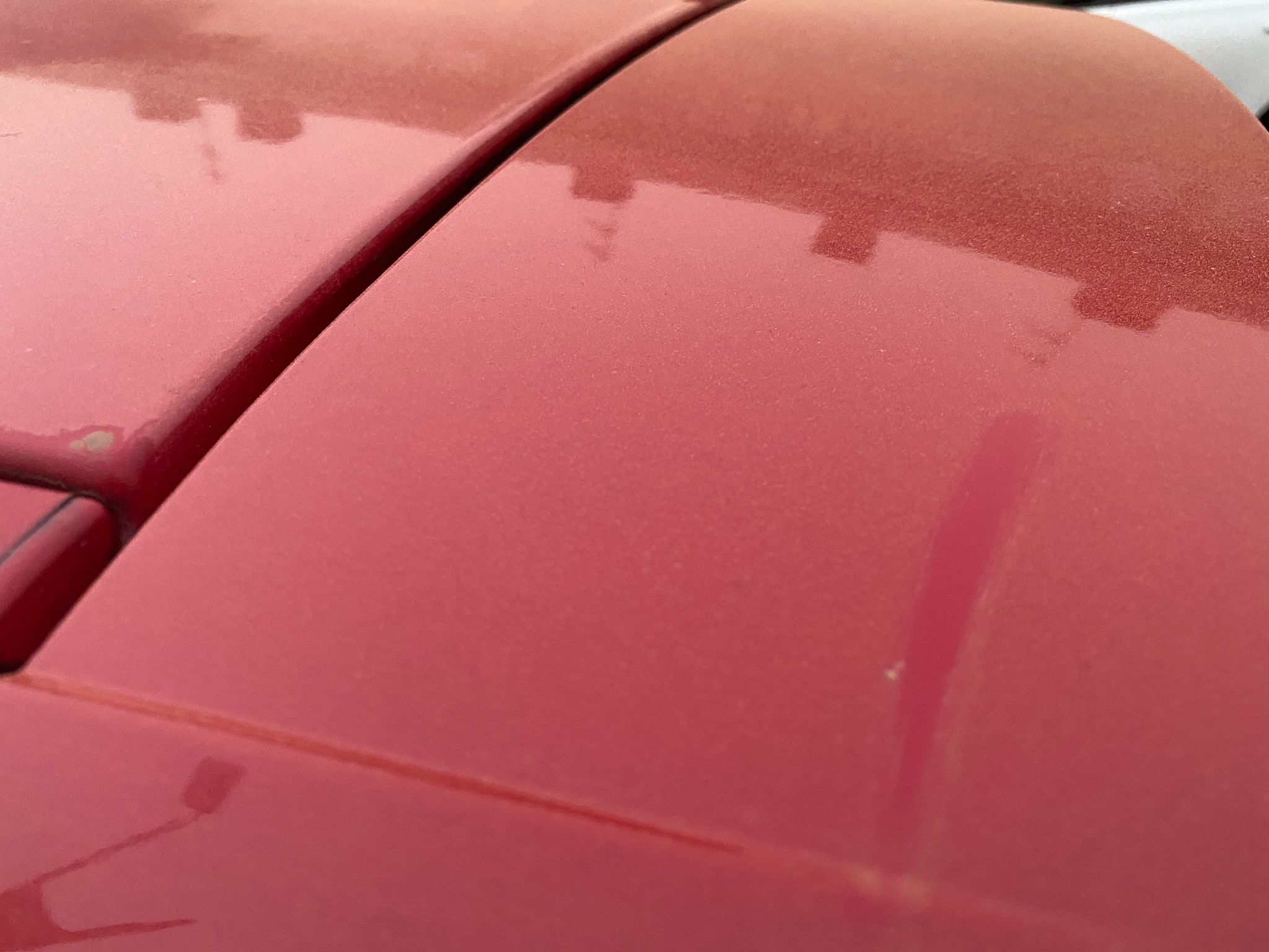 Los coches han amanecido cubiertos de arena rojiza en un fenómeno poco común en estas latitudes y que subirá la temperatura a los 20 grados.