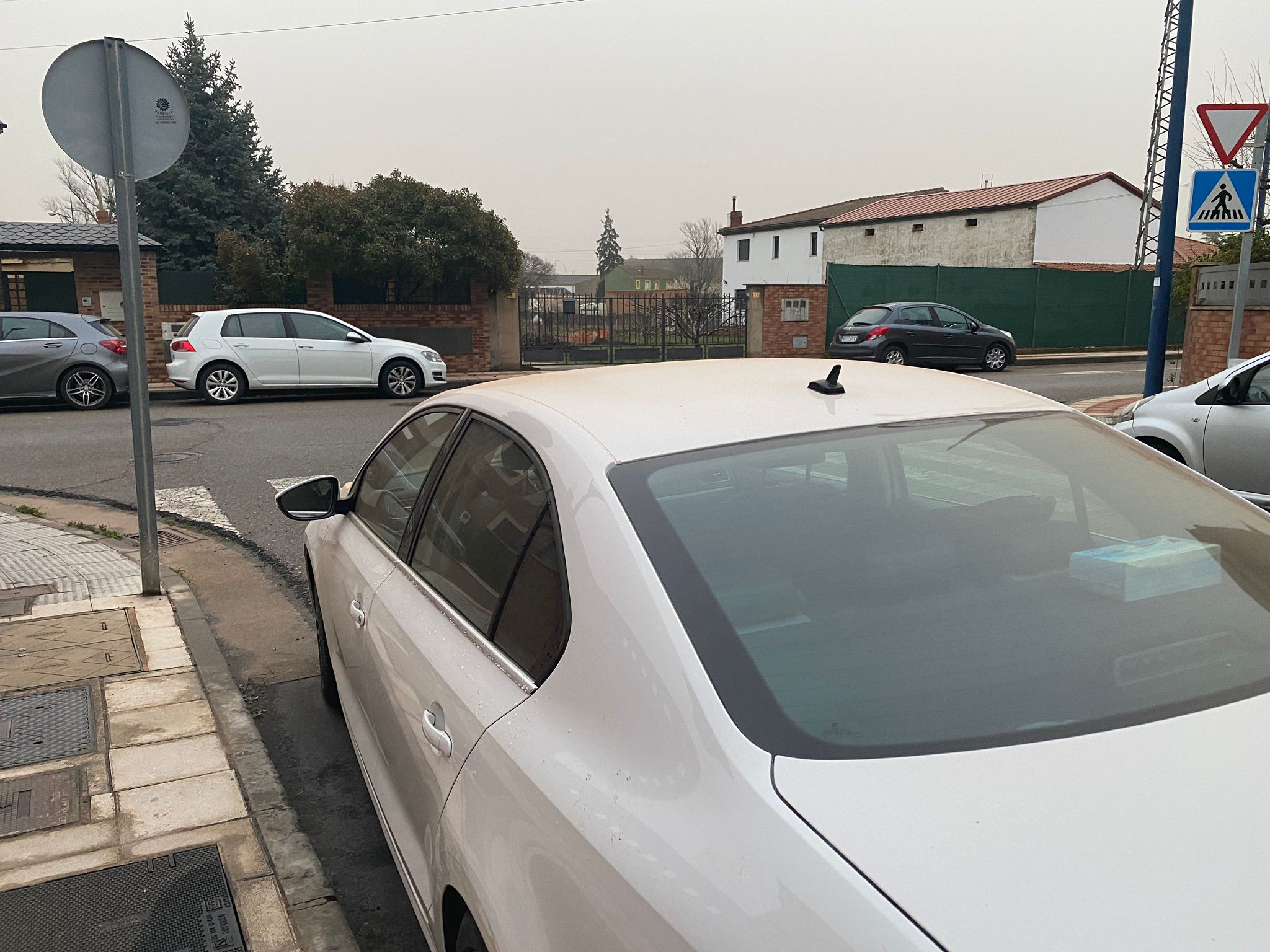 Los coches han amanecido cubiertos de arena rojiza en un fenómeno poco común en estas latitudes y que subirá la temperatura a los 20 grados.