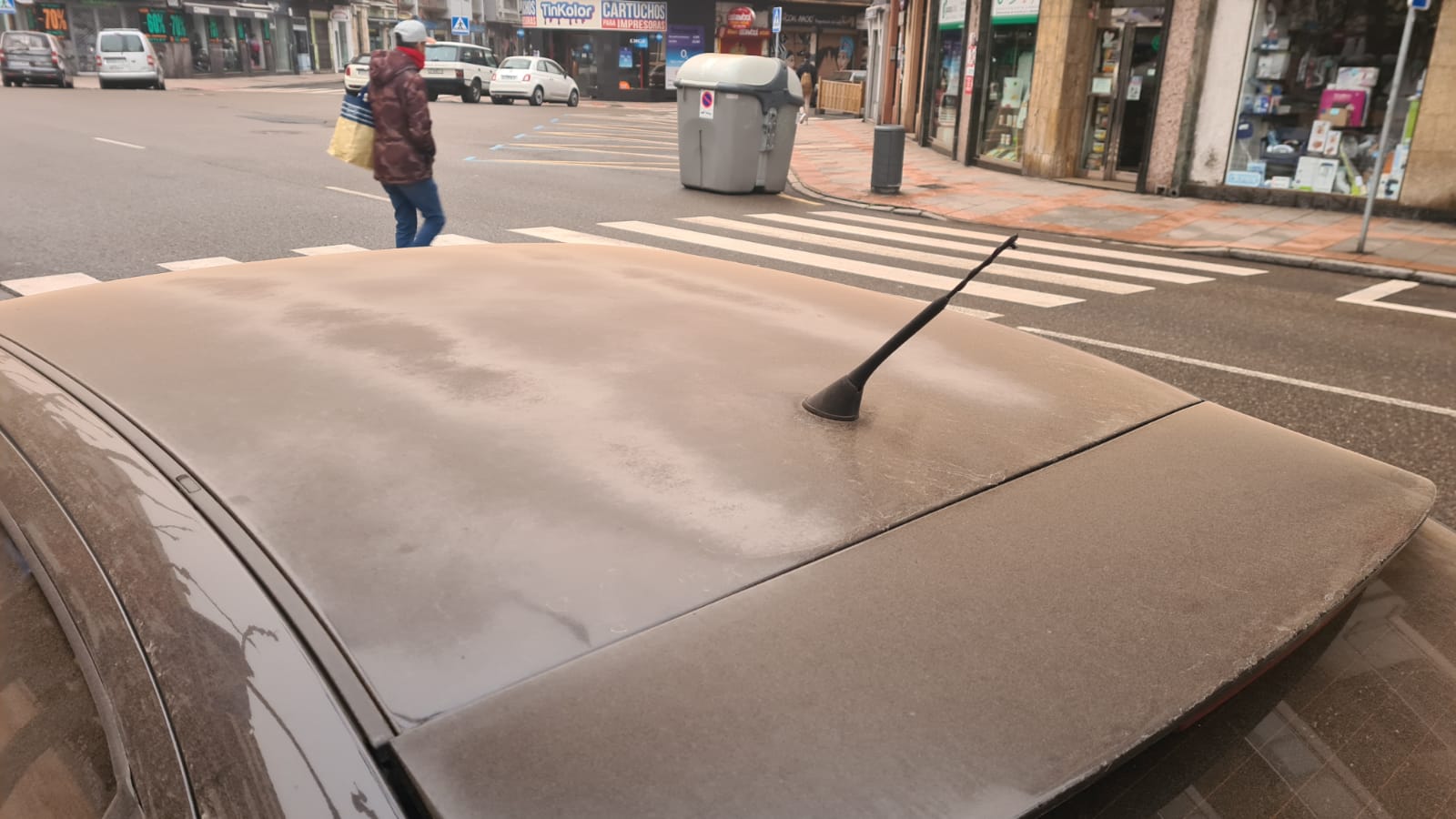 Los coches han amanecido cubiertos de arena rojiza en un fenómeno poco común en estas latitudes y que subirá la temperatura a los 20 grados.