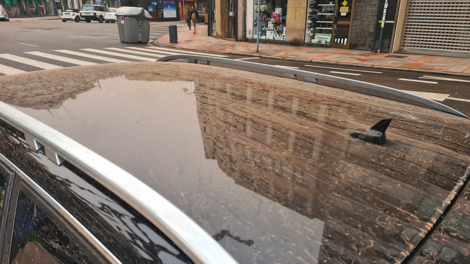 Los coches han amanecido cubiertos de arena rojiza en un fenómeno poco común en estas latitudes y que subirá la temperatura a los 20 grados.