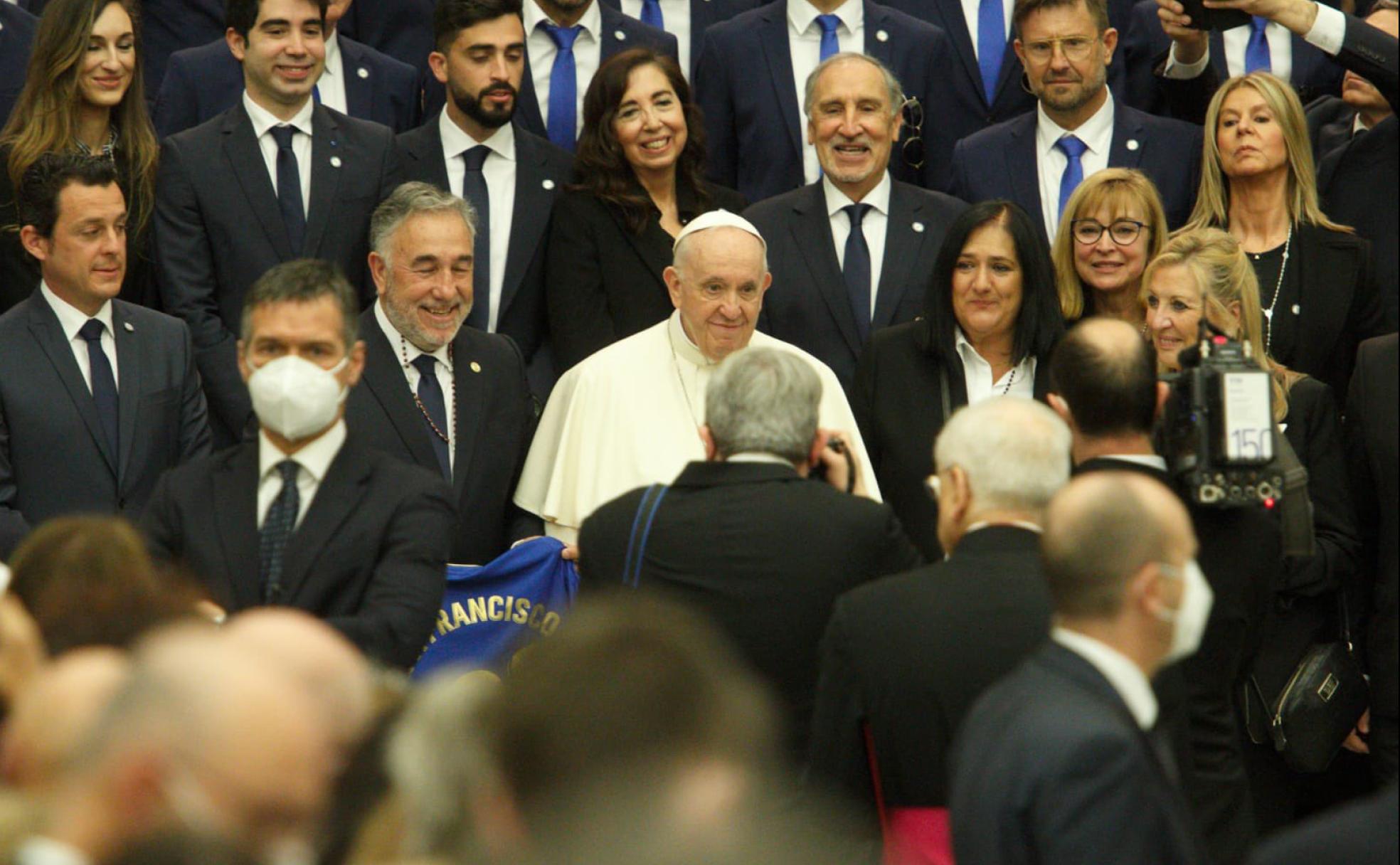 El presidente de la Deportiva, José Fernández Nieto 'Slvano', entregó una camiseta del club berciano al Papa Francisco.