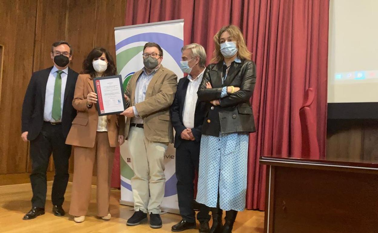 Entrega del premio y reconocimiento a la sección del Hospital de León.