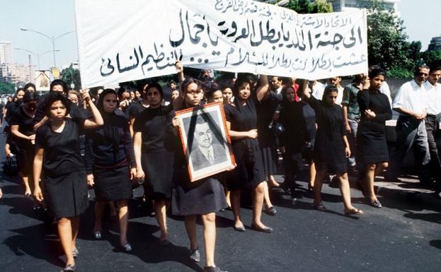 Septiembre de 1970: cientos de mujeres marchan en El Cairo en homenaje a Gamal Nasser, que murió el día 28 de un ataque al corazón. 