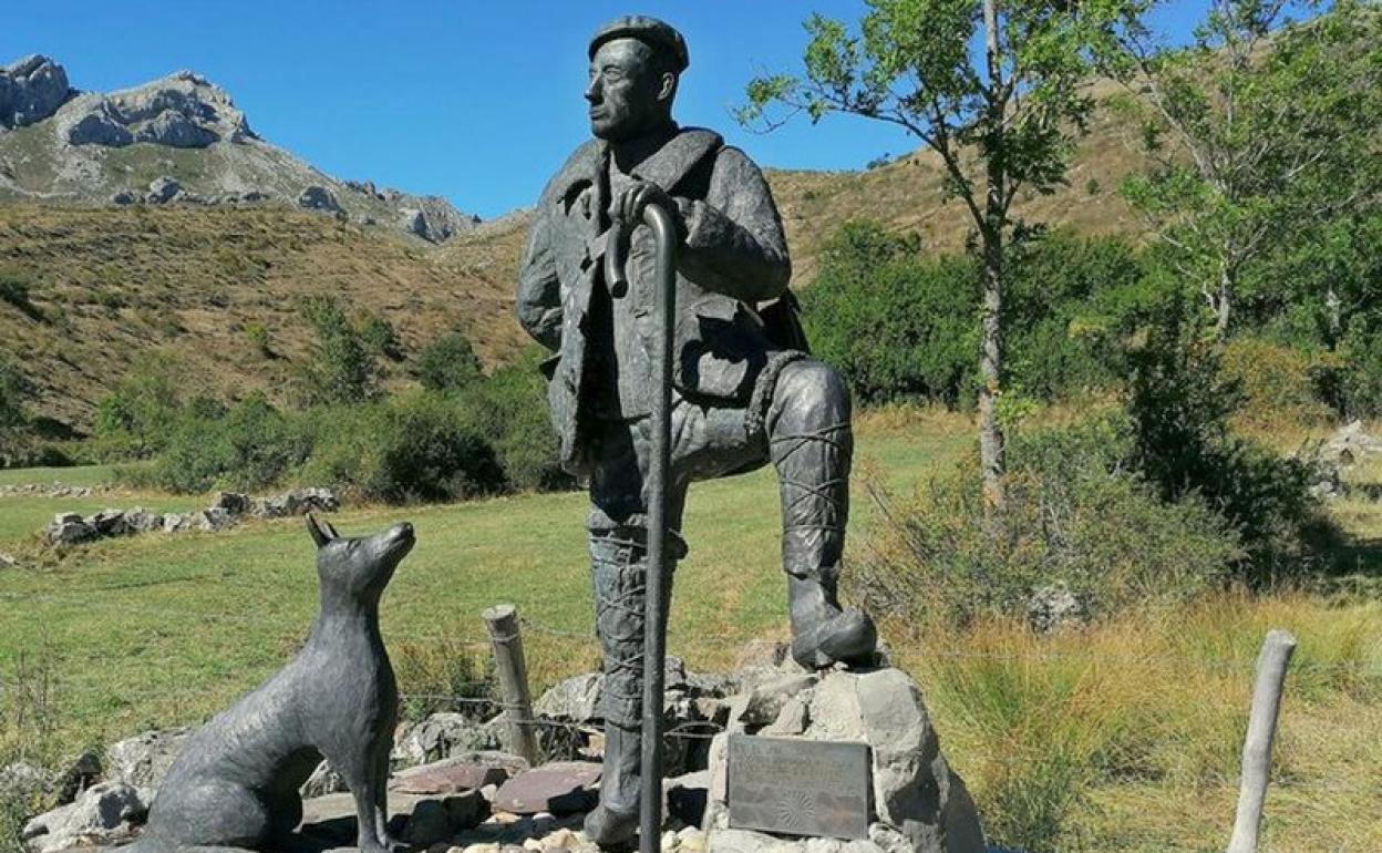 Imagen del monumento al pastor en la localidad de Robledo de Caldas. 