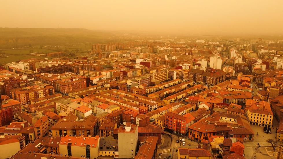 Imagen de la ciudad de León bajo la calima. 