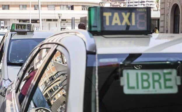 El sector del taxi ha visto encarecerse el repostaje de su depósito hasta un 30% en las últimas semanas.