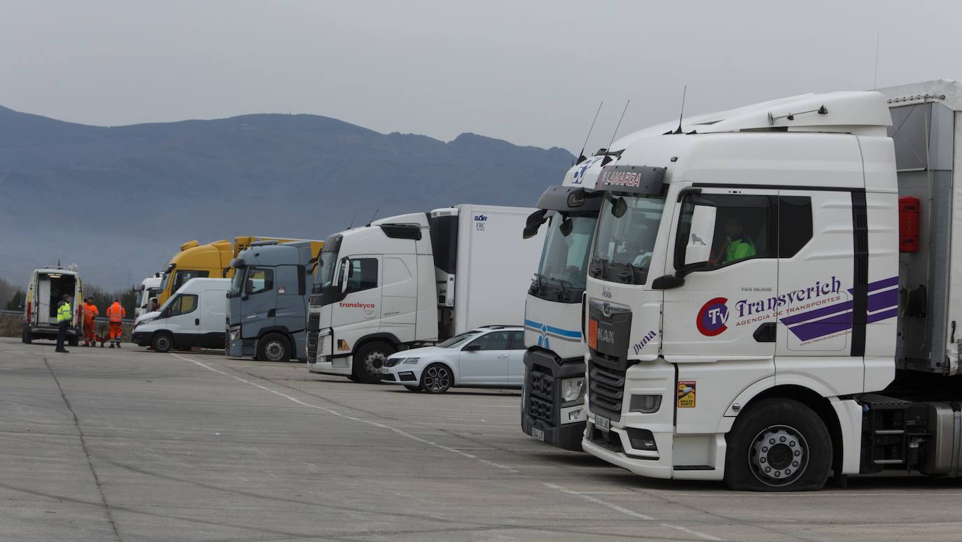 Camiones embolsados en el aparcamiento de emergencia de Camponaraya (León)