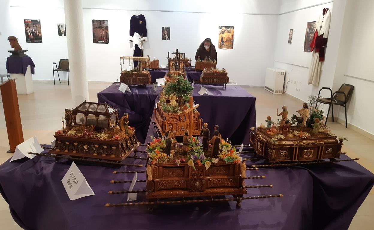 14 tronos en miniatura que recoge la exposición.