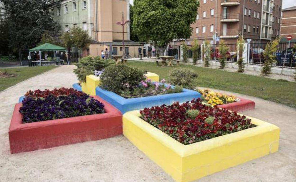 Zona verde y de esparcimiento en la calle Campos Góticos.